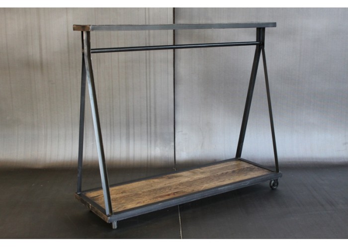 Metal frame clothes outlet rack